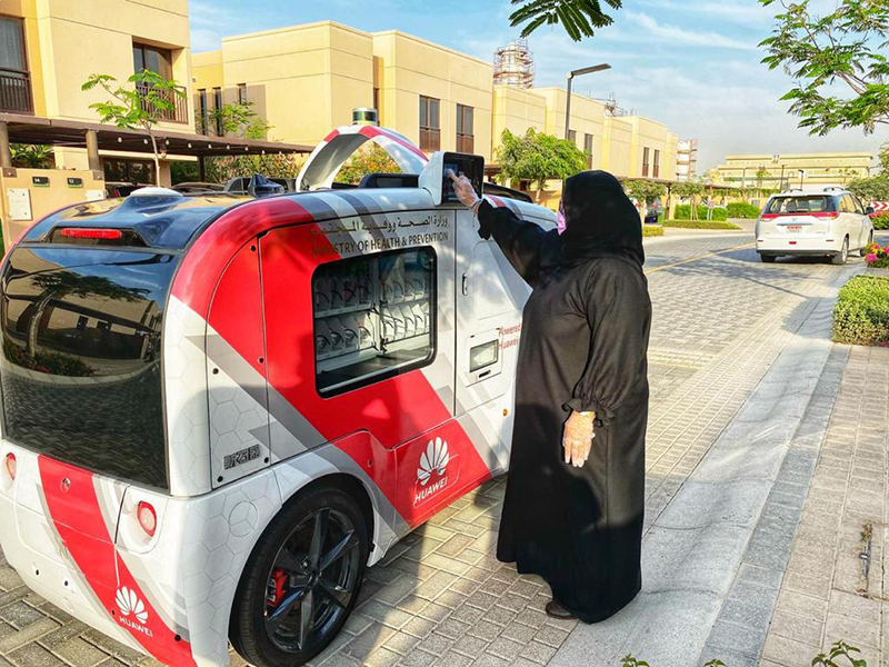 "الصحة الإماراتية" تدشن سيارة ذاتية القيادة لتوزيع المنتجات الطبية الوقائية